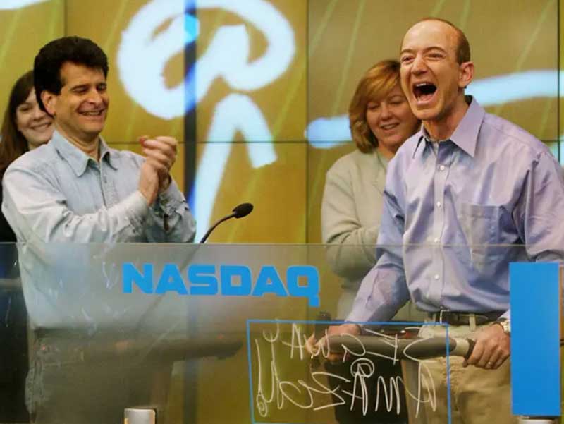 Jeff Bezos está em um Segway com o inventor do Segway Dean Kamen ao abrir o NASDAQ em novembro de 2002. Imagens de Mario Tama/Getty