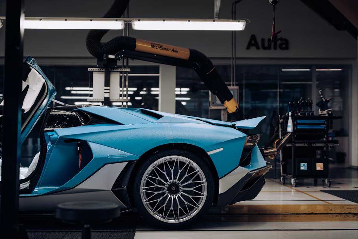 Último modelo do Lamborghini Aventador sendo montado.