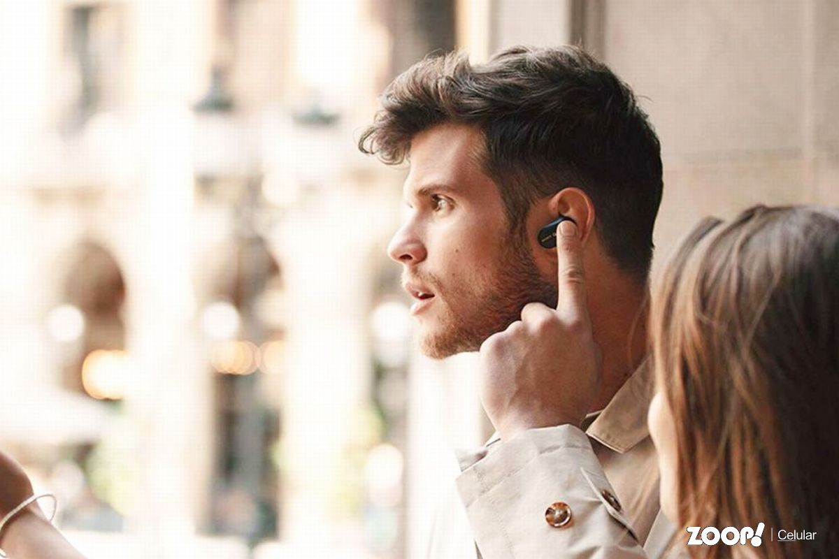 Um homem usando um fonde de ouvido JBL sem fio ilustra nosso artigo sobre: Os fones de ouvido JBL abaixo de R$ 500