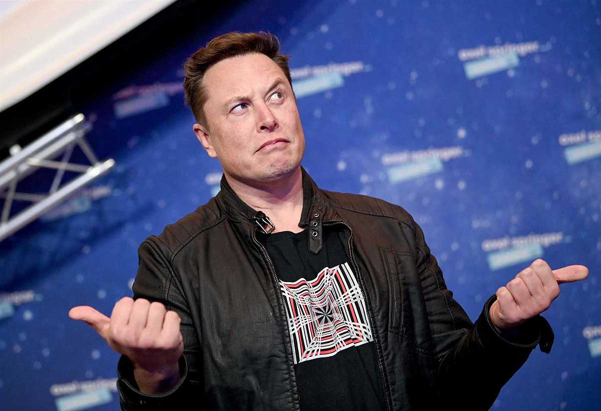 Elon Musk entrou na sede do Twitter, em San Francisco, segurando uma pia