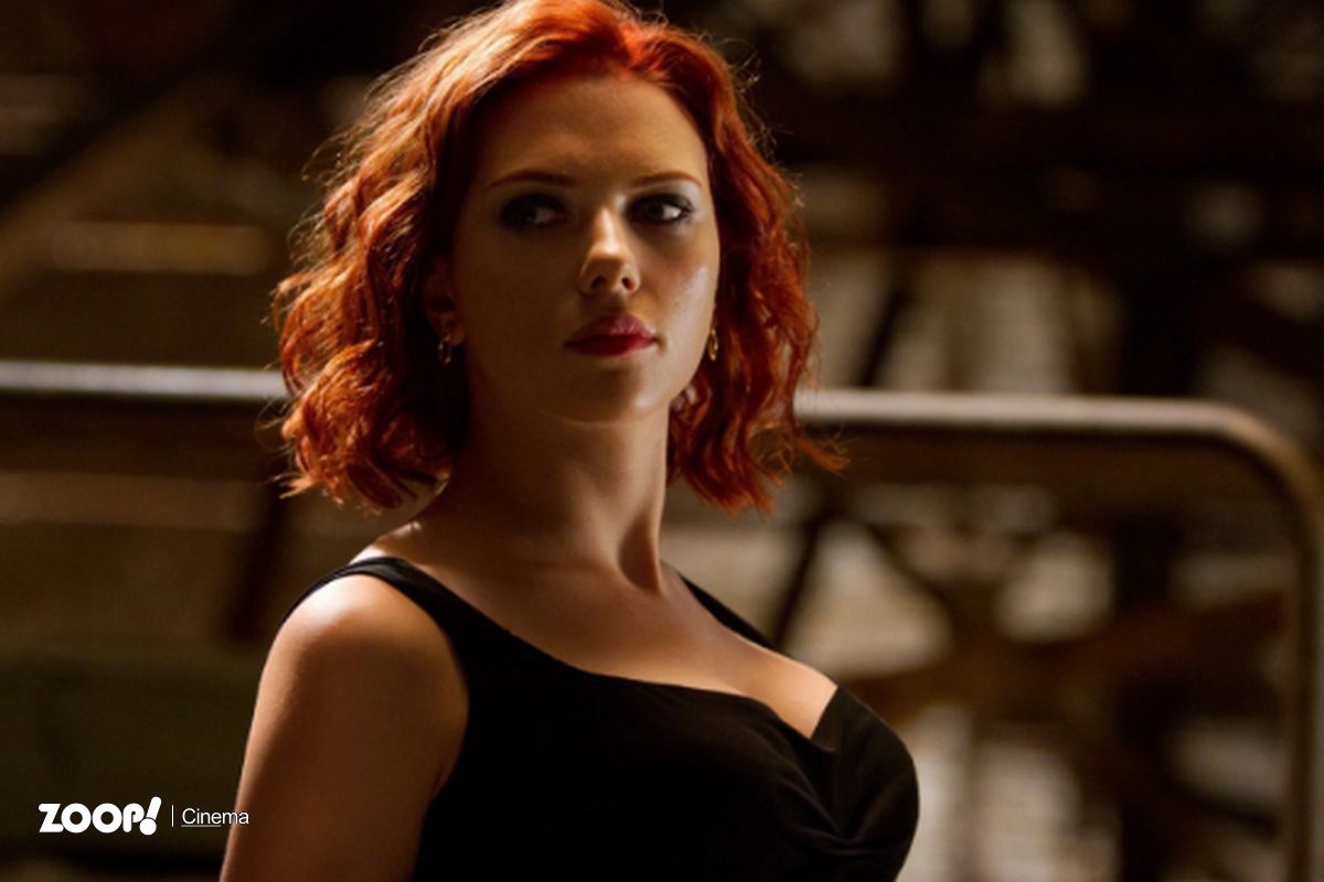A bela Scarlett Johansson caracterizada como Viúva Negra ilustra nosso artigo sobre: Scarlett Johansson diz que a Viúva Negra finalmente resolverá o mistério de longa duração da MCU.