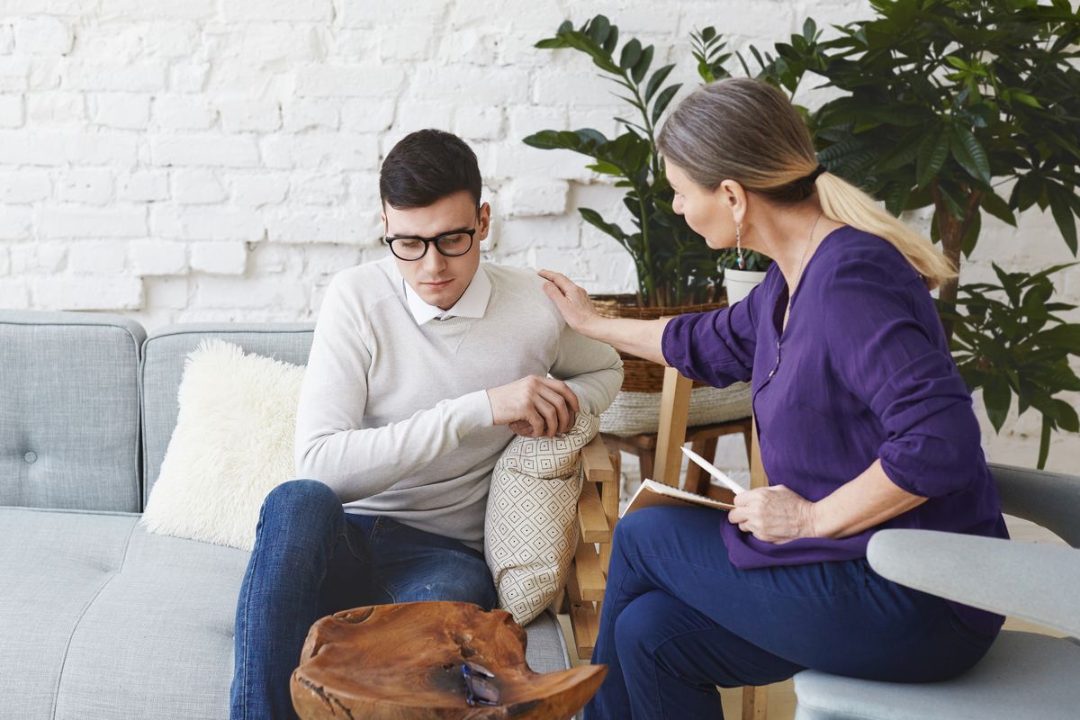 Uma psicóloga conversando com um paciente durante um atendimento ilustra nosso artigo sobre: A importância da ajuda psicológica.