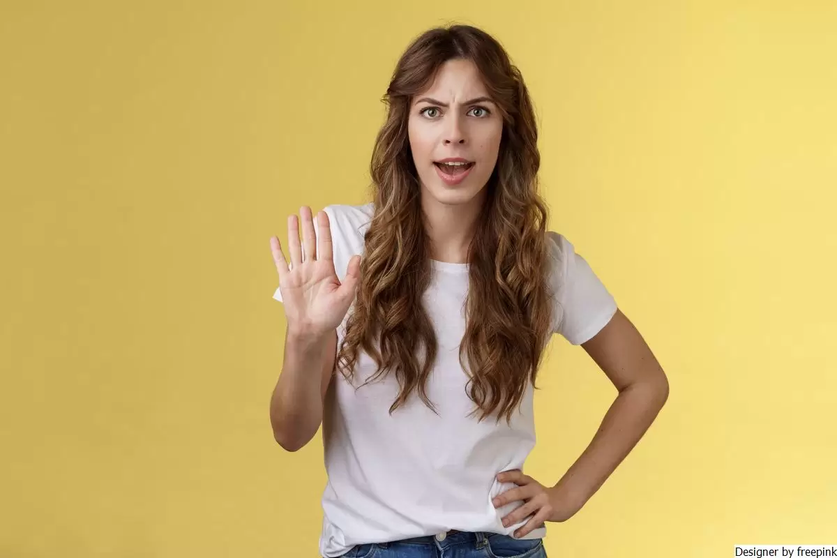 Mulher mostrando a palma da mão em sinal de negativa ilustra nosso artigo sobre:Manipulação emocional.