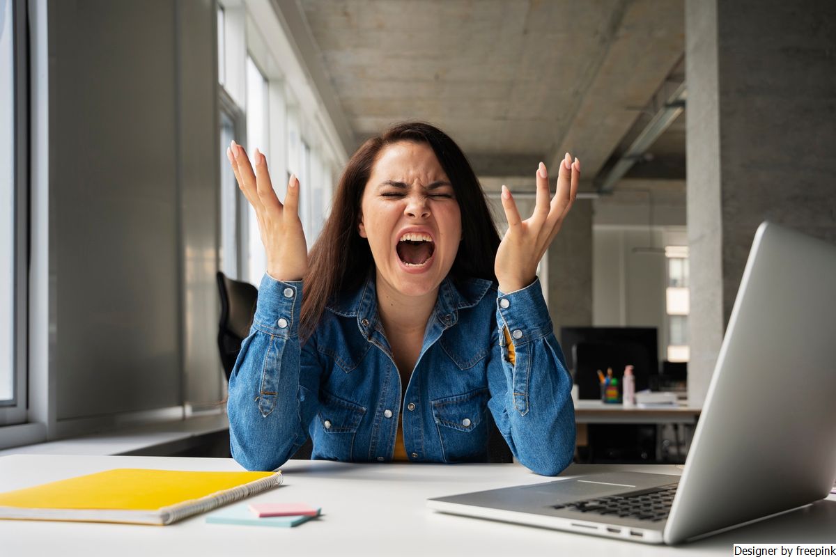 Uma mulher demonstrando estar com muita raiva ilustra nosso artigo sobre: Como lidar com a raiva.