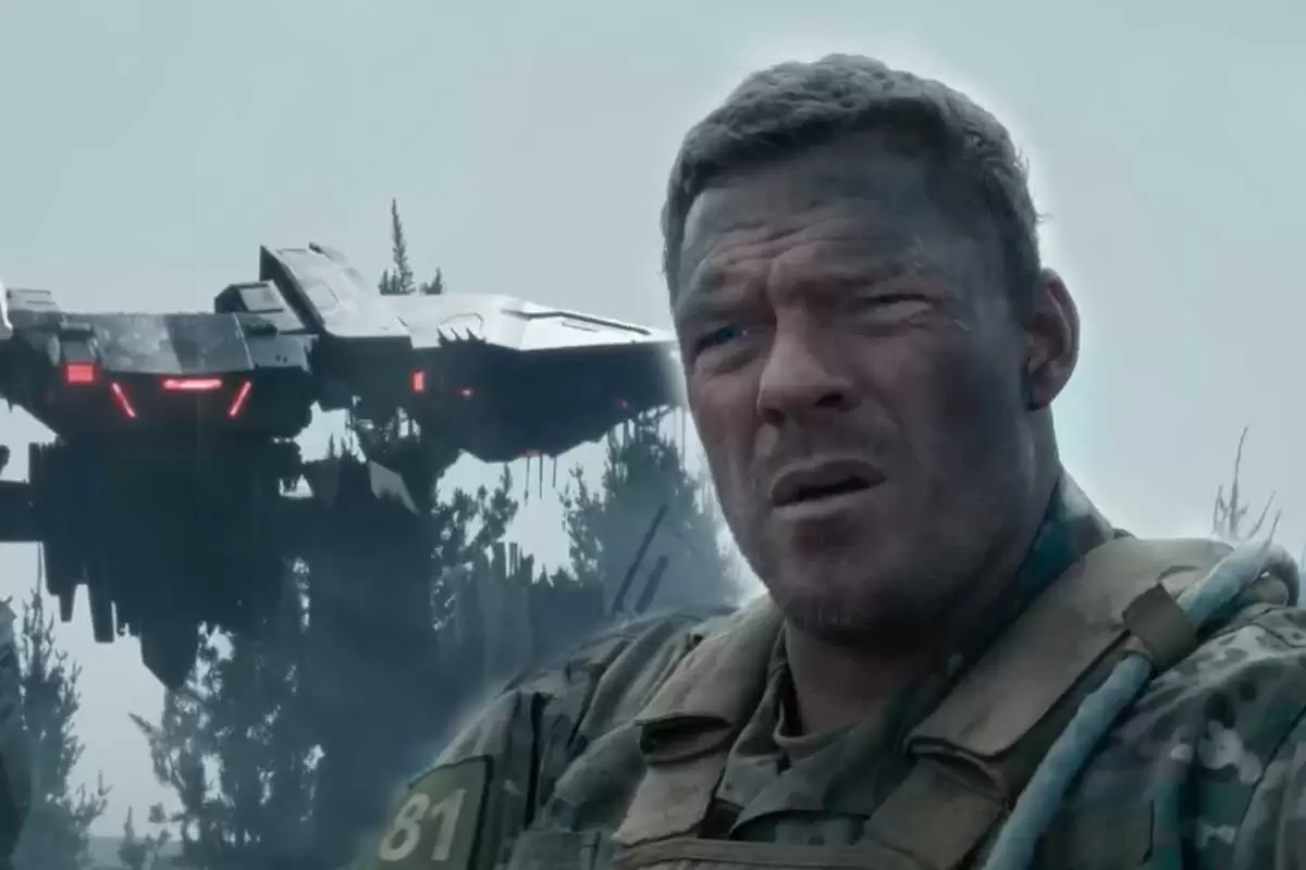 Alan Ritchson em Màquina de Guerra, ação explosiva da Netflix.