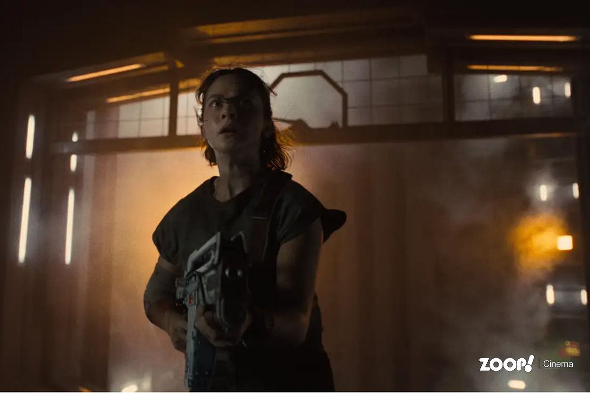 A personagem principal - Cailee Spaeny - segura uma arma enquanto procura pela criatura em Alien: Romulus.