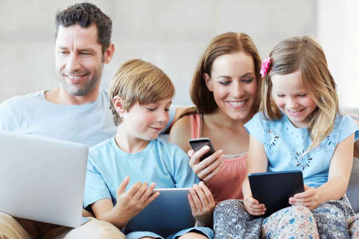 Uma família usando o Read Along um dos aplicativos do Google .