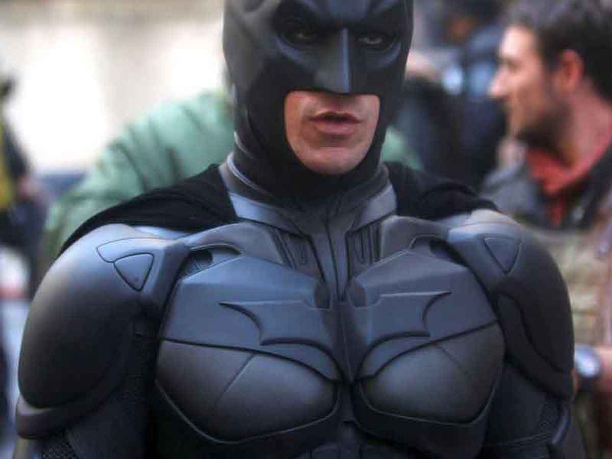 Ator usando traje do Batman