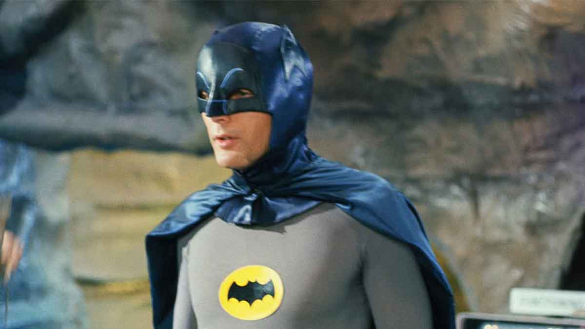 Adam West usando traje do Batman