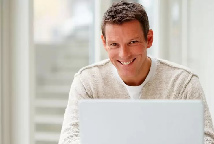 Um mulher pesquisando sobre auto-responder.
