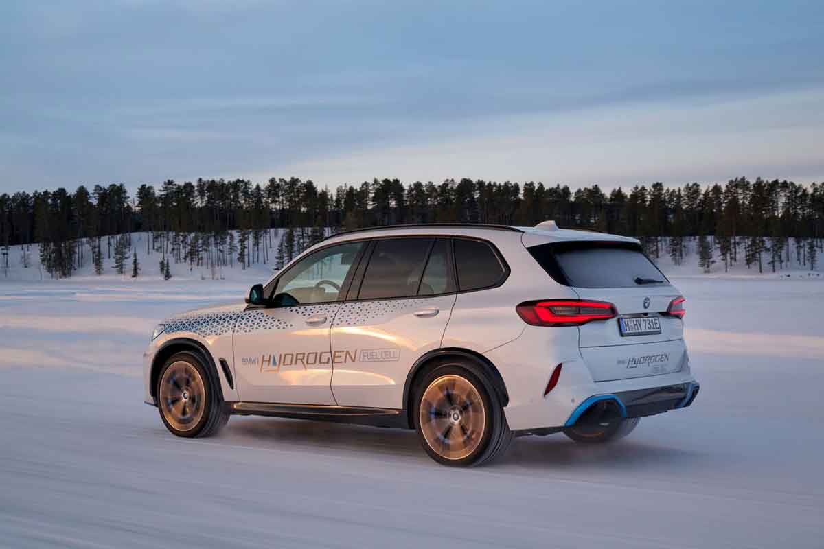 O novo BMW iX5 Hydrogen sendo testado no  Ártico