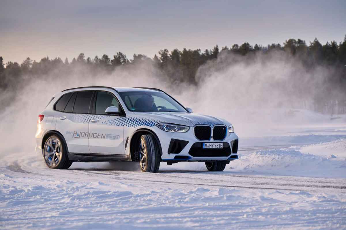 O novo BMW iX5 Hydrogen sendo testado no Pólo Norte. Imagem/BMW