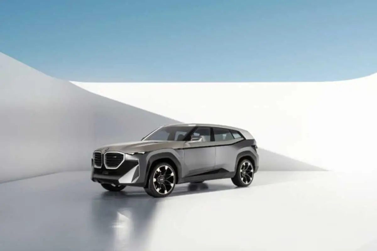 Totalmente elétrico, o novo BMW XM atingi 87 mph com autonomia de até 90 quilômetros.