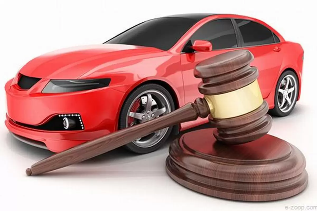 Ilustração mostrando um automóvel vermelho atrás de um martelo de leiloeiro ilustra nosso artigo sobre: Carro de leilão: cuidados para não se dar mal.