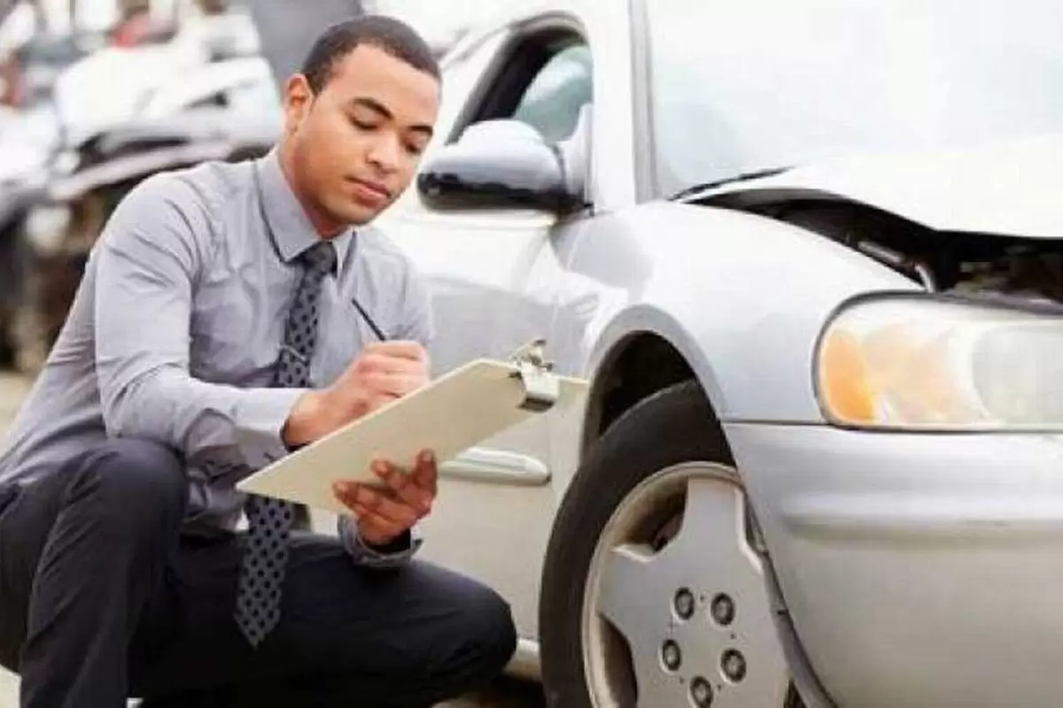 Corretor de seguro fazendo avaliação de automóvel para determinar o preço do seguro.