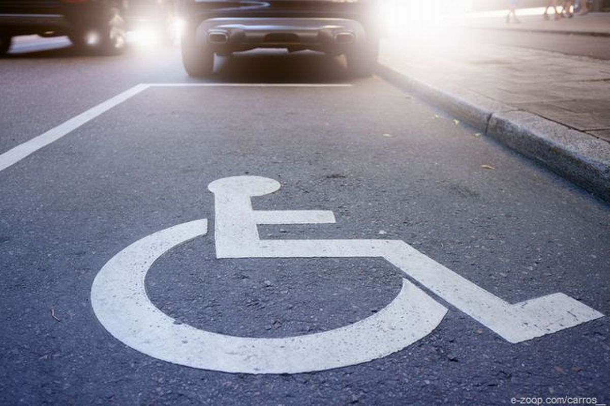 Imagem mostrando vaga para pessoa com deficiência ilustra nosso artigo sobre: Como fazer um seguro auto para pessoas com deficiência. 