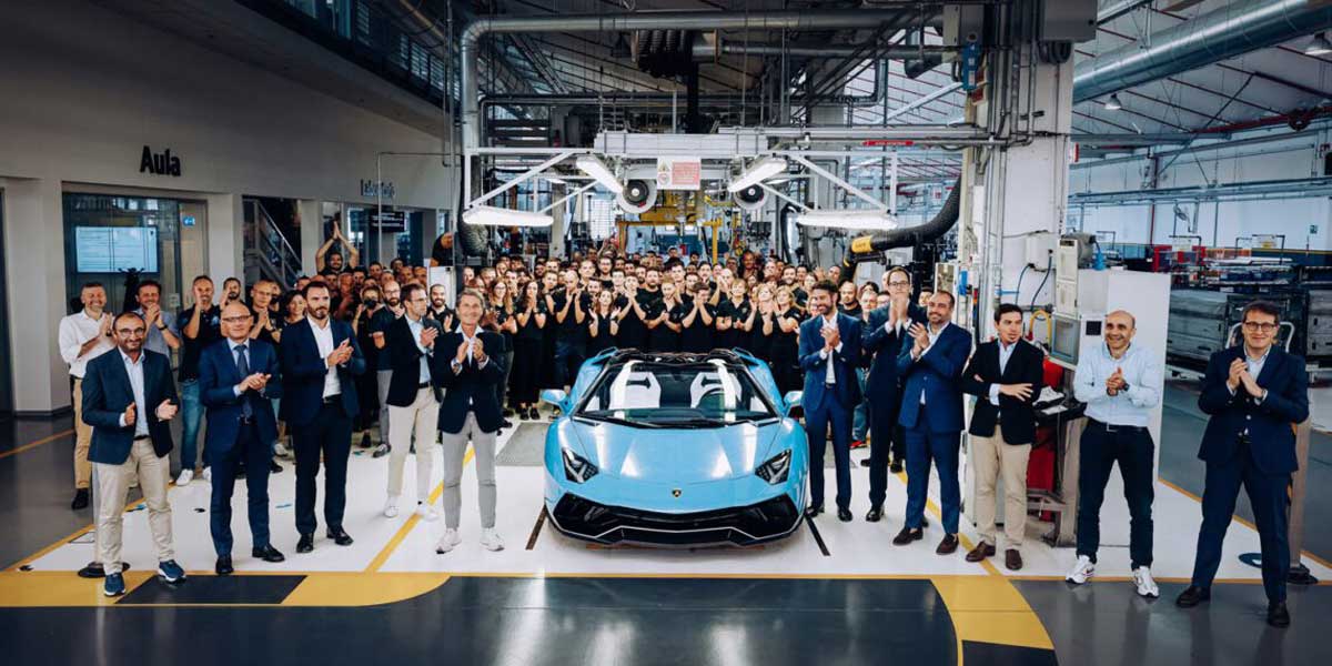 Último modelo do Lamborghini Aventador saindo da linha de montadagem