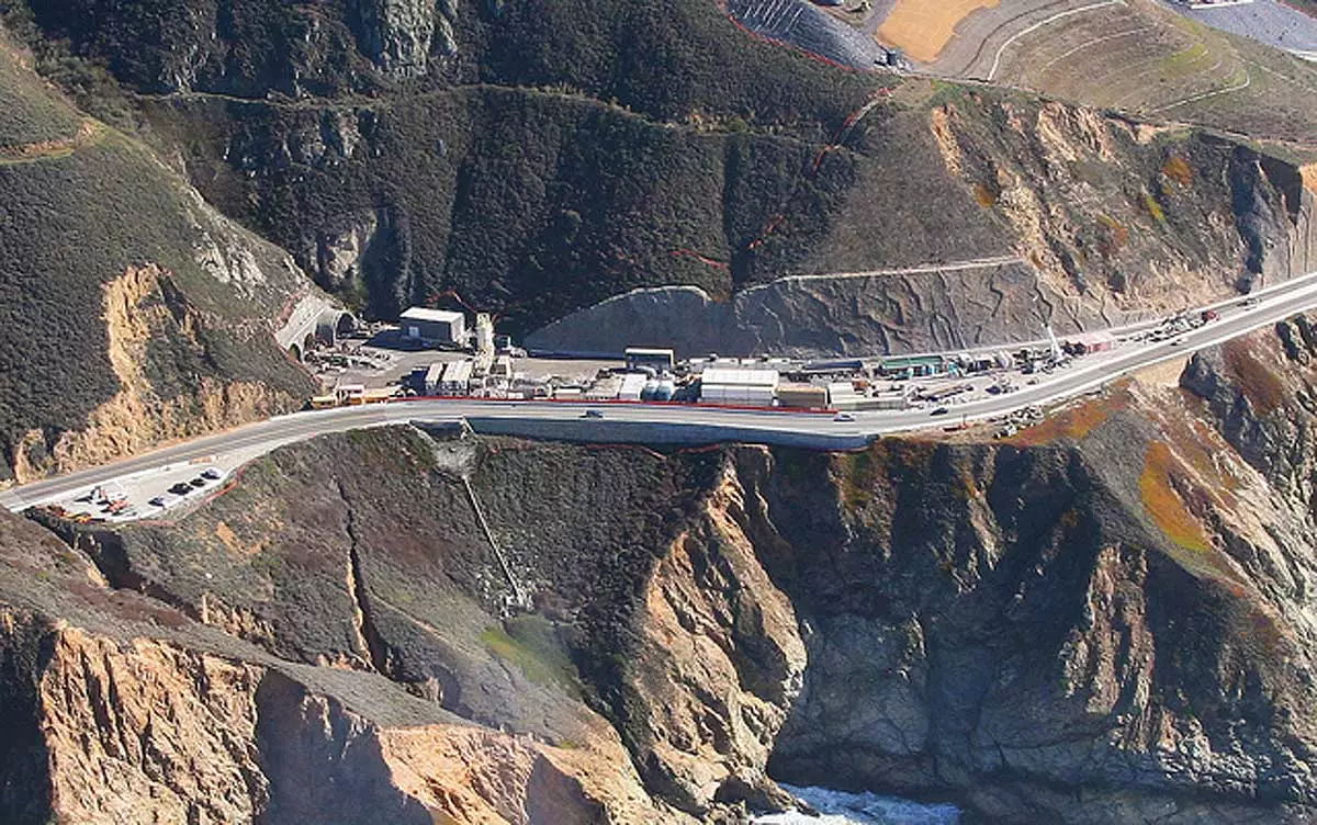 Uma foto de Devil's Slide, na Califórnia, onde o Tesla Model Y caiu. 
