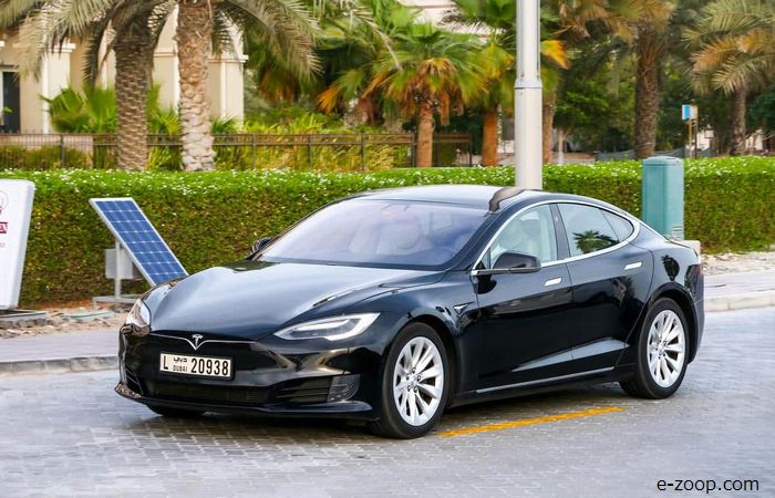 Tesla S e multado por excesso de velocidade
