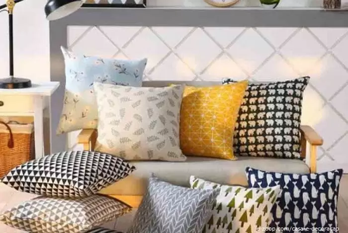 Almofadas coloridas dão um toque especial na decoração do quarto