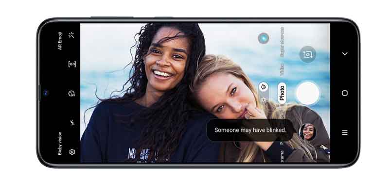 Imagem mostra duas pessoas na tela do Galaxy A70.