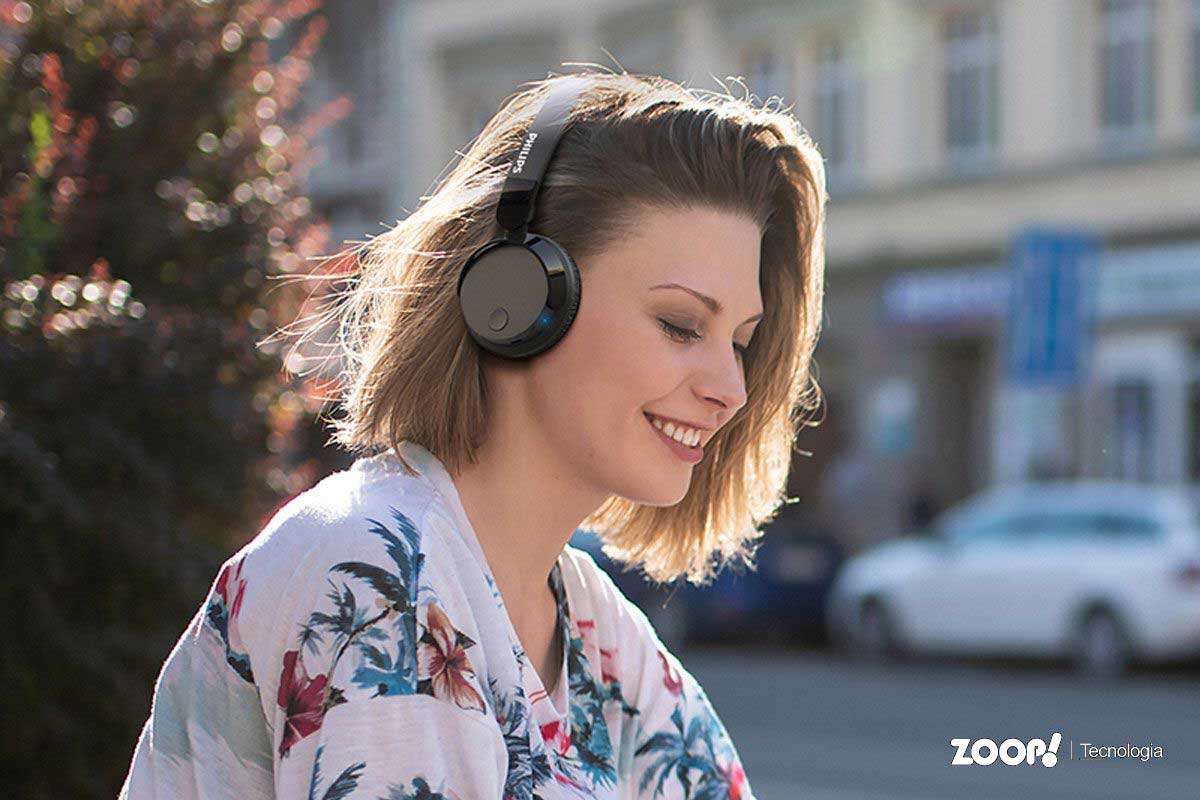Mulher usando fone de ouvido on ear da Philips SHB3175.