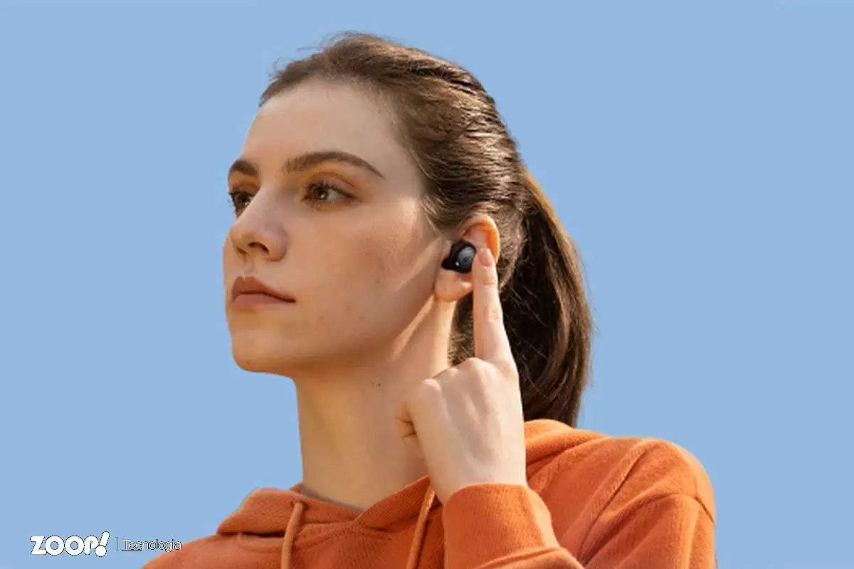 Uma mulher jovem usando fones de ouvido bluetooth ilustra o nosso artigo sobre: Os seis melhores fones de ouvido abaixo de R$ 500. Uma mulher jovem usando fones de ouvido bluetooth ilustra o nosso artigo sobre: Os seis melhores fones de ouvido abaixo de R$ 500.