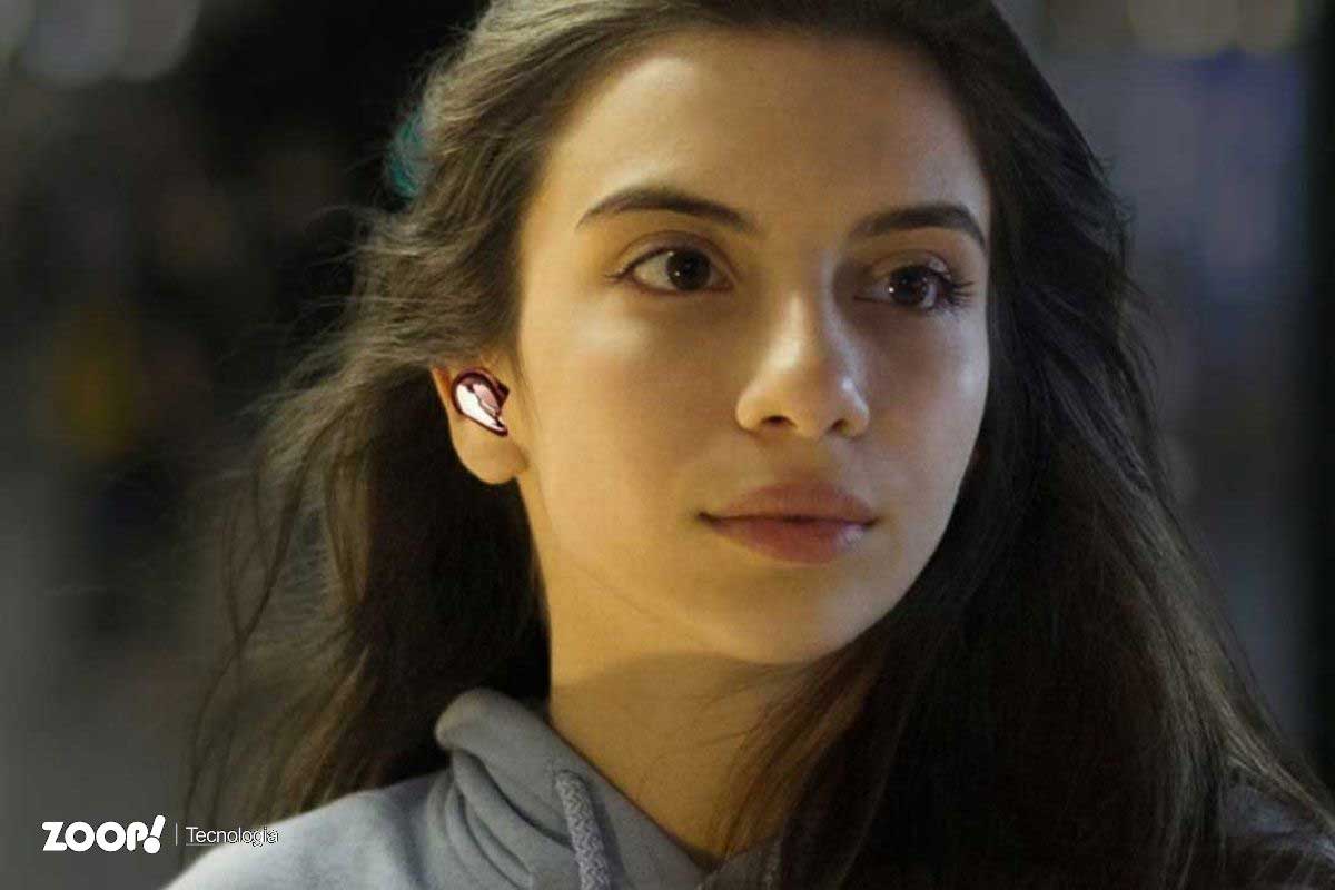 Uma mulher usando o fone de ouvido Samsung Galaxy Buds Live.