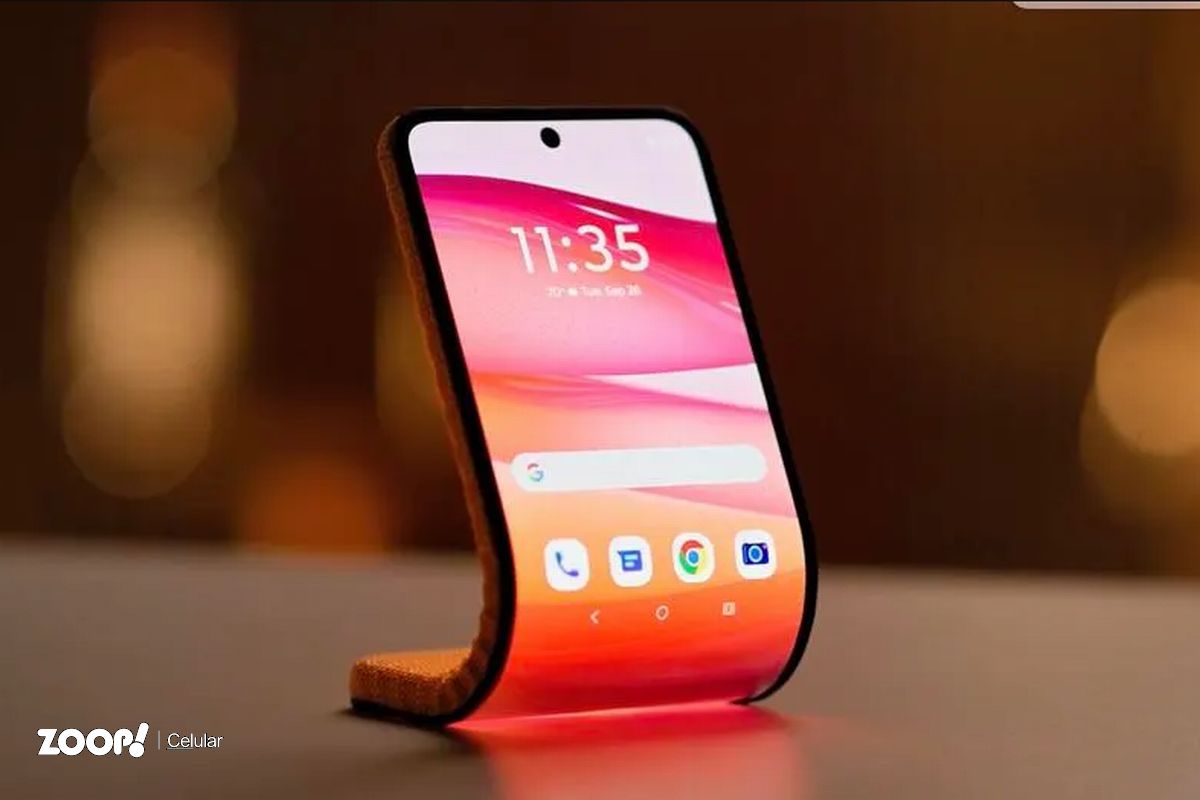 O celular flexível da Motorola pode ser dobrado em vários formatos, como um que o apoia numa mesa.