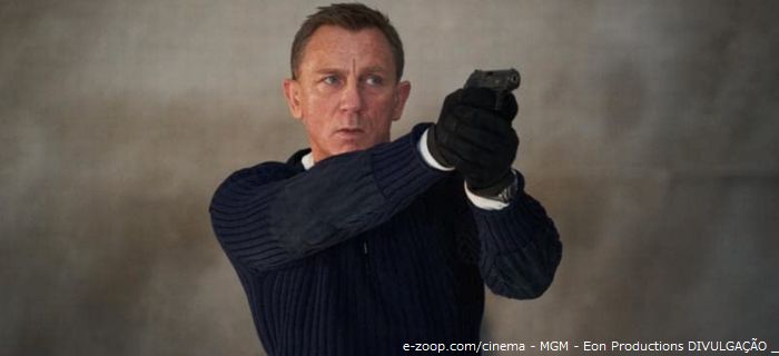  Daniel Craig segurando uma arma, como James Bond, em Sem Tempo para Morrer.