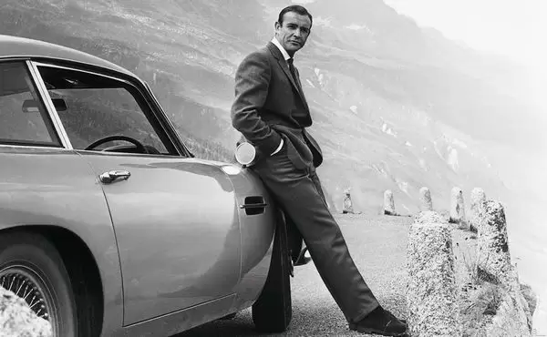 Sean Connery como James Bond. 