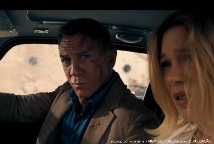 Daniel Craig com Léa Seydoux na cena do carro sendo metralhado em Sem Tempo para Morrer.