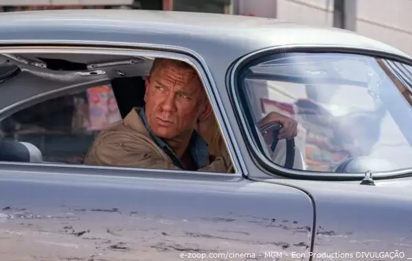 Daniel Craig dirigindo o Aston 1965 no filme de James Bond, Sem Tempo para Morrer