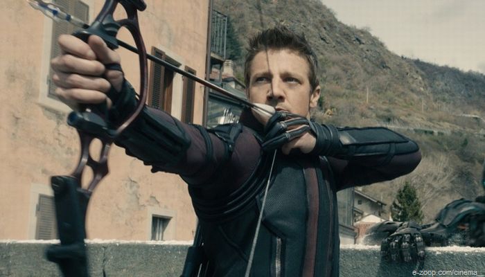 Uma cena de Vingadores mostrando o ator Jeremy Renner como Hawkeye.