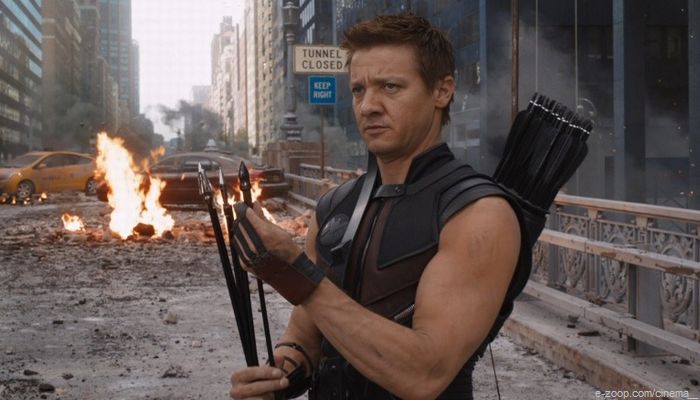 Jeremy Renner no set de filmagens de Vingadores caracterizado como Hawkeye