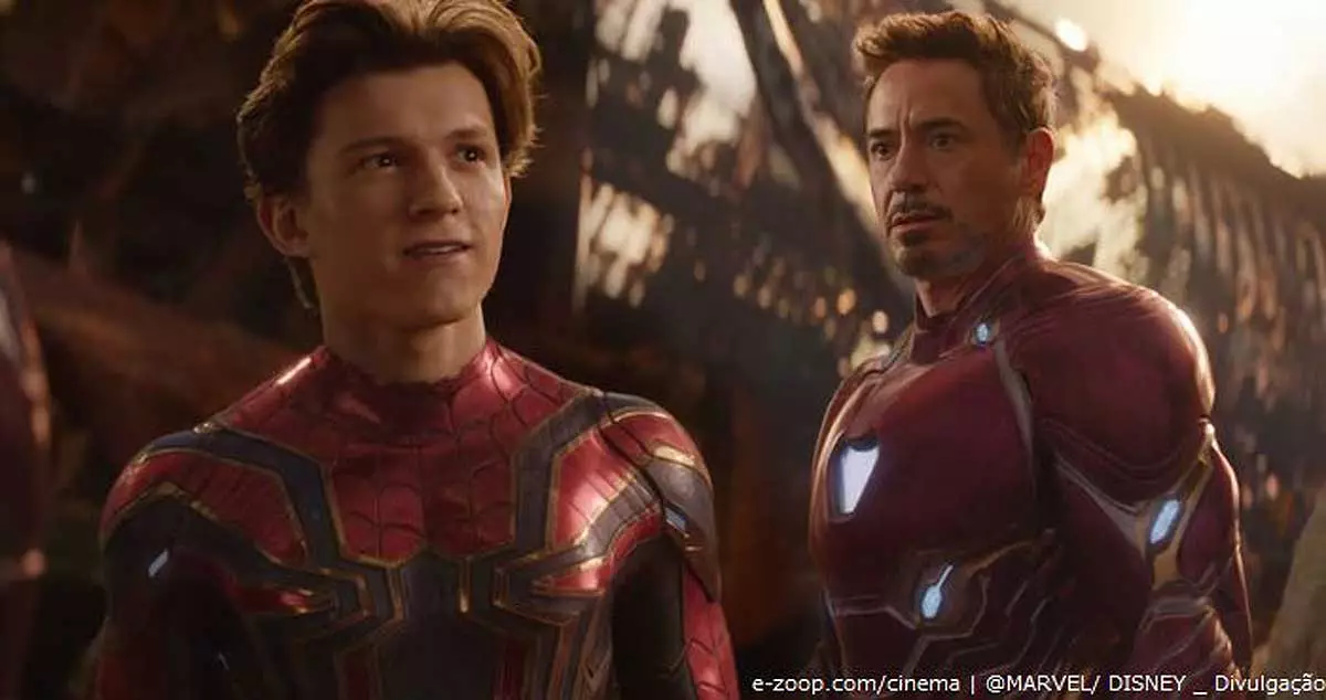 Tom Holland usando o traje do homem-aranha (esquerda) e Robert Downey Jr. no traje de  Homem de Ferro. (foto: Marvel divulação)