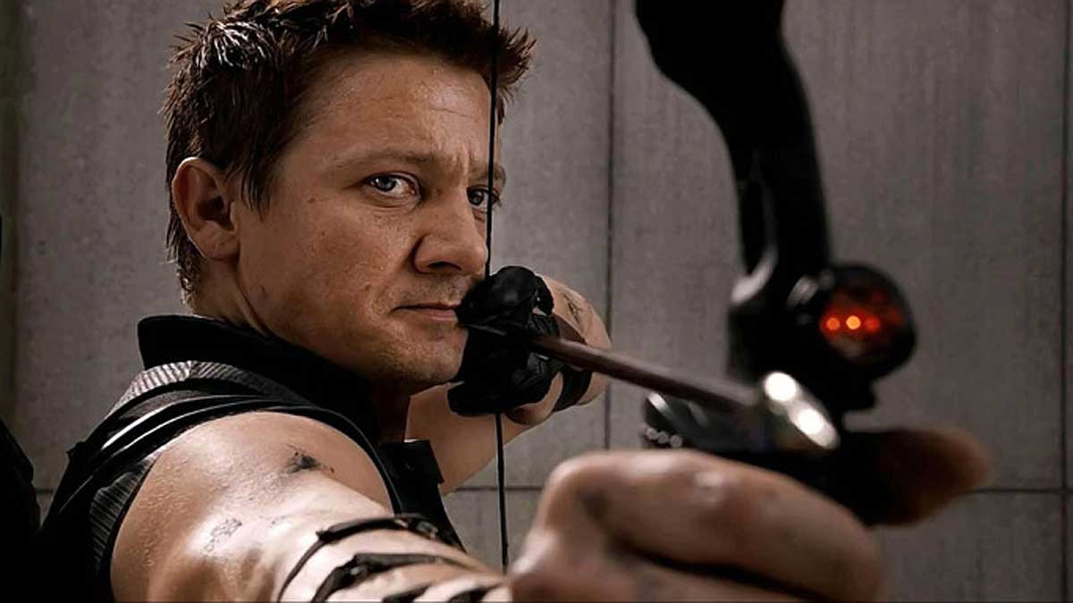 Jeremy Renner  caracterizado como Hawkeye' durante as filmagens da Marvel