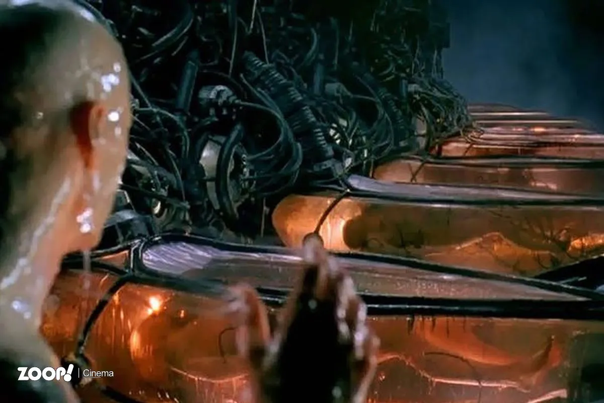 Neo despertando do coma induzido pelas máquinas em Matrix.