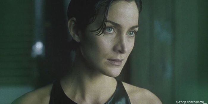 Carrie-Anne Moss em cena de Matrix - Imagem via Warner Bros.