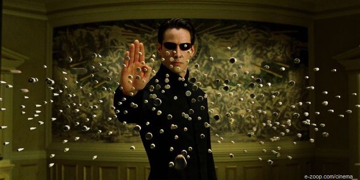 Keanu Reeves em Matrix - Imagem via Warner Bros.