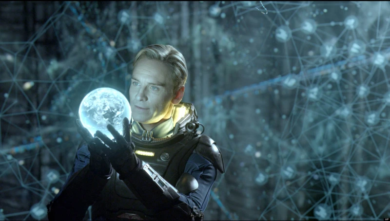 David segura o holograma do planeta Terra dentro da nave alienígena.
