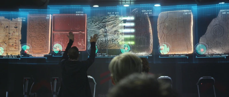 O doutor Holloway apás apresentação de Weyland no filme Prometheus.