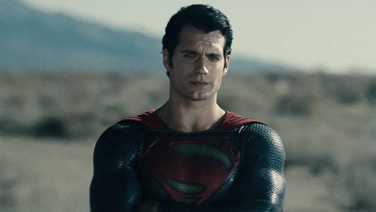 Henry Cavill caracterizado como Super Homem.