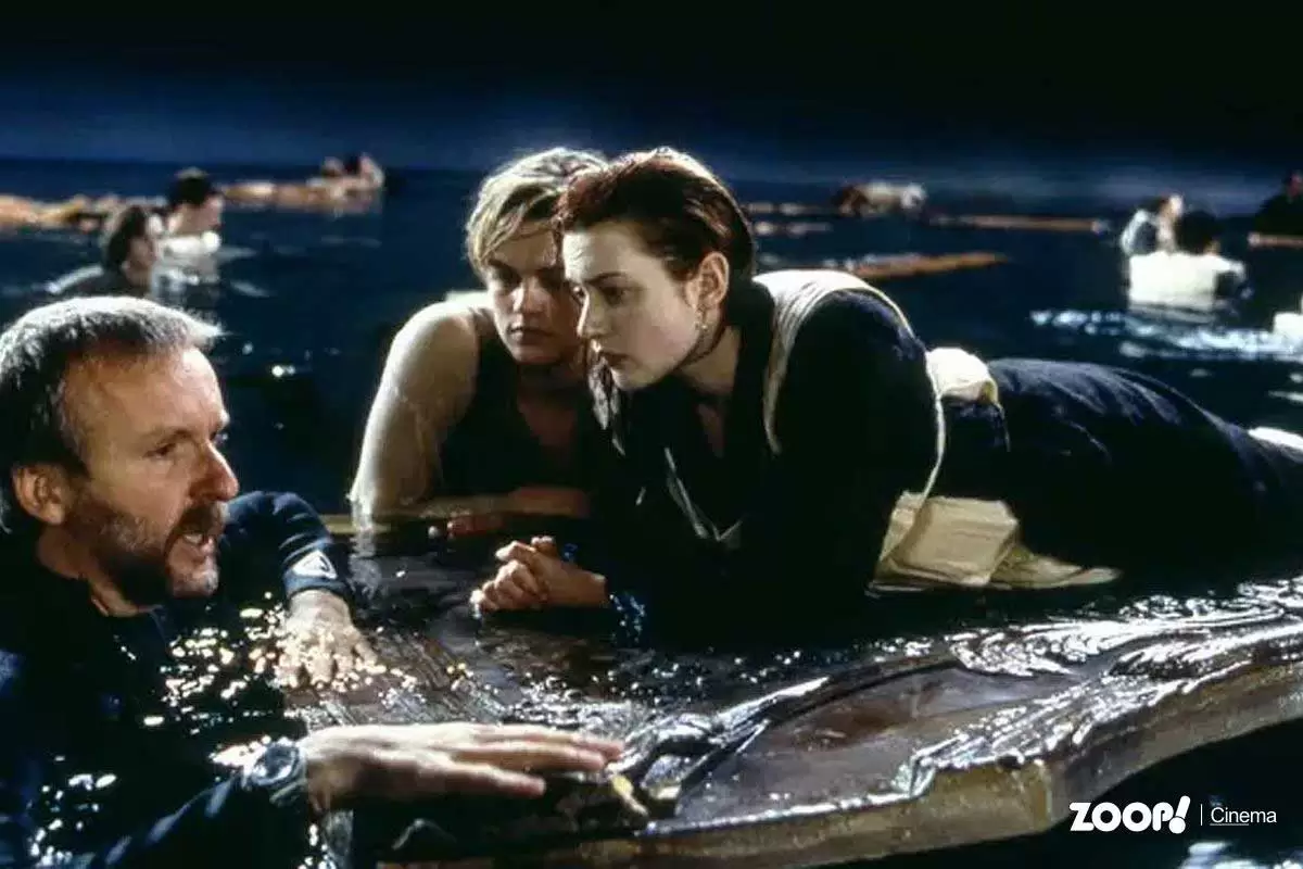 James Cameron na filmagem da cena em Jack morre congelado.