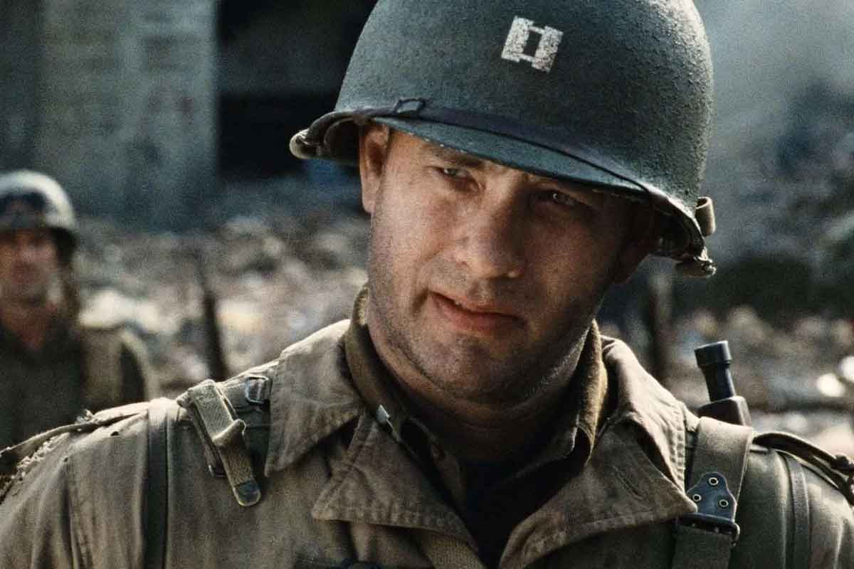 Tom Hanks como capitão Miller em O resgate do Soldado Ryan.