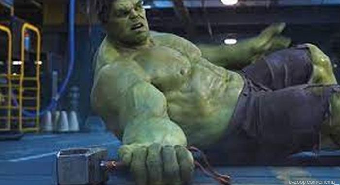 Hulk, um dos Brie Larson como a Capitã Marvel, mais uma integrante dos Vingadores tentando levantar o martelo de Thor.