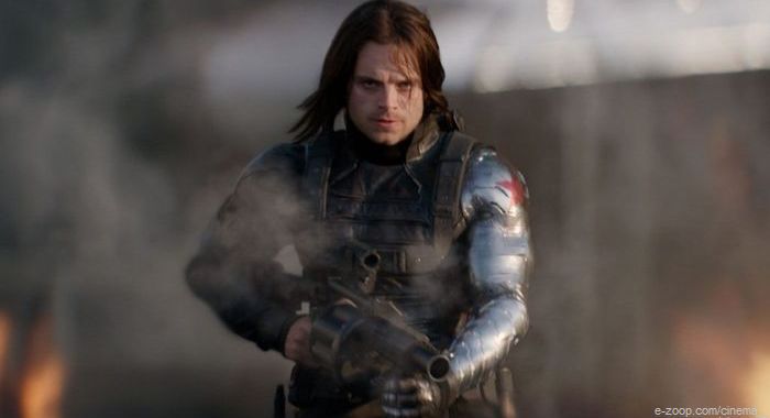 "Bucky" Barnes, também conhecido como Soldado Invernal apontando uma arma