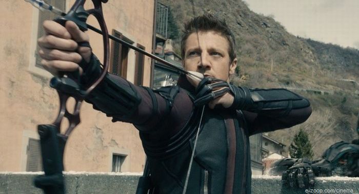 Jeremy Renner como o arqueiro arrogante dos Vingadores, Clint Barton, também conhecido como Hawkeye