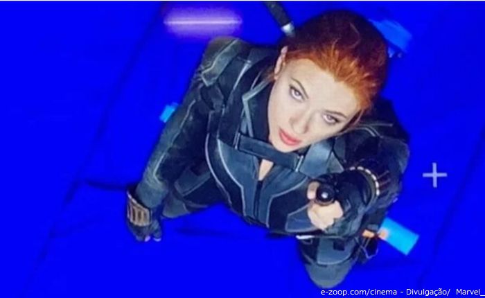 Imagem de  Scarlett Johansson nos bastidores de 'Viúva Negra'.