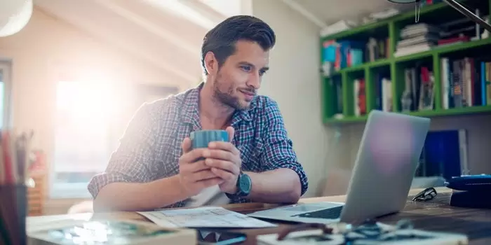 Homem trabalhando como freelance ilustra nosso artigo sobre: Sites para trabalhar pela internet. Trabalhe como freela, ganhe como profissional.